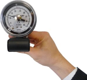 The picture shows SAEHAN Mechanical Pinch Gauge which ses the improved hydraulic system of the hand dynamometer to assure convenience, product reliability, measurement accuracy and repeatability.